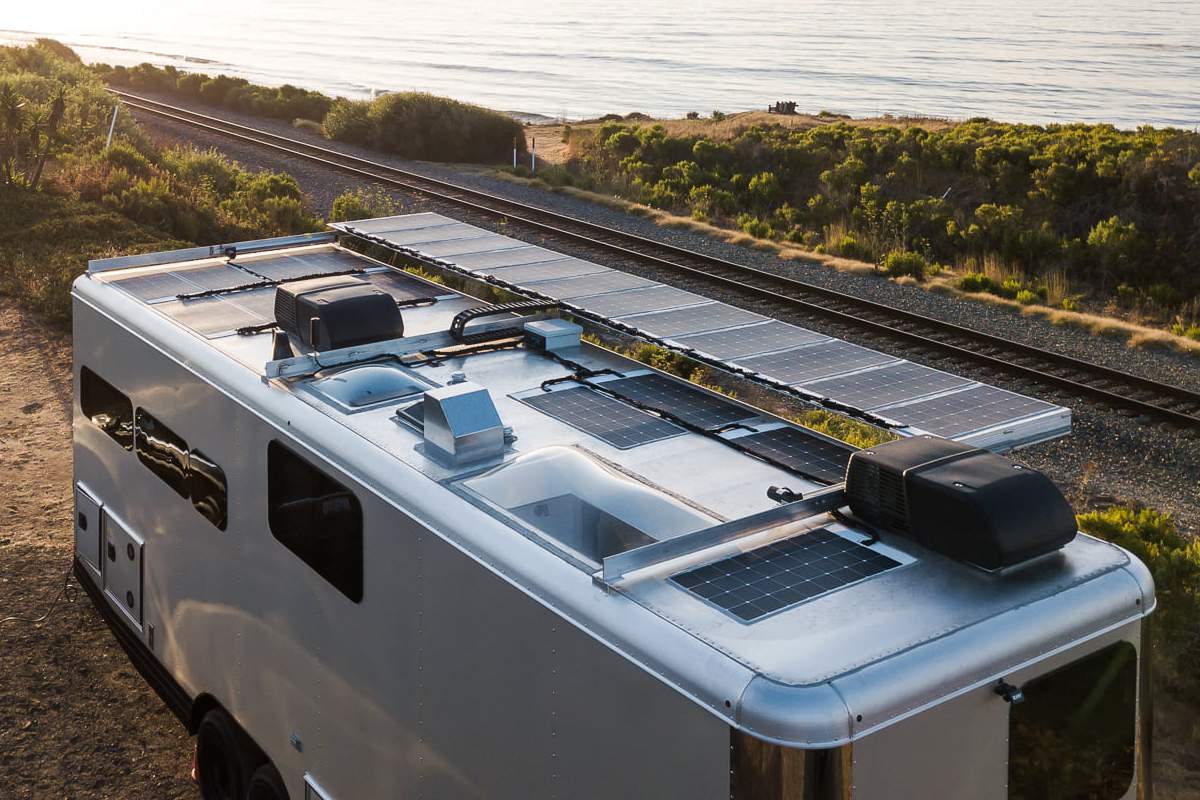 Un couple d'américain passionné de voyage dévoile une caravane solaire totalement autonome...