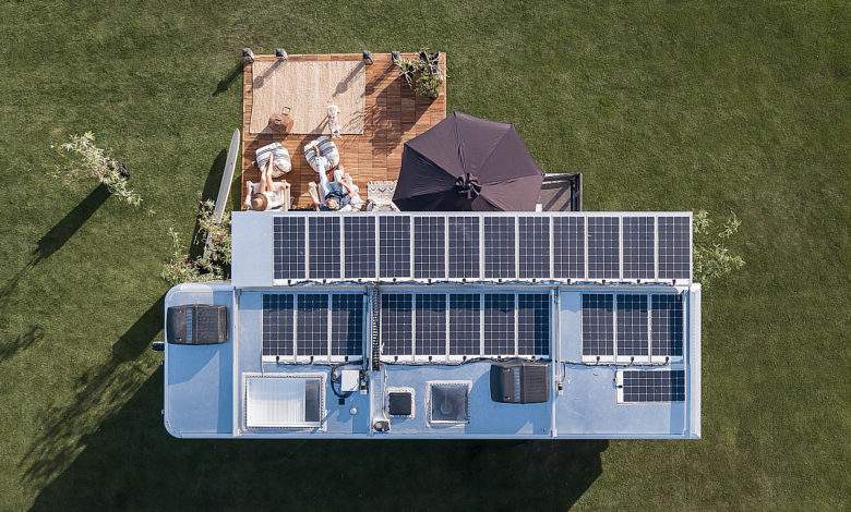 Cette impressionnante caravane avec panneaux solaires peut recharger votre véhicule électrique