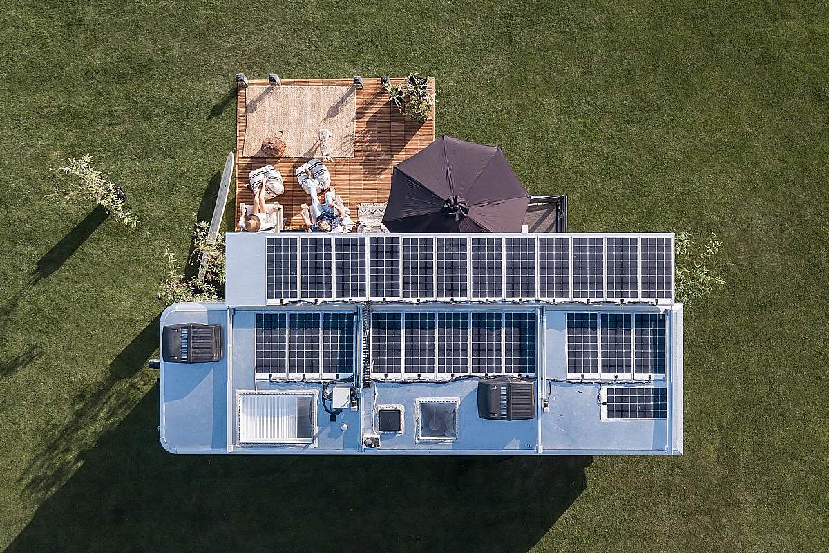 Cette impressionnante caravane avec panneaux solaires peut recharger votre véhicule électrique