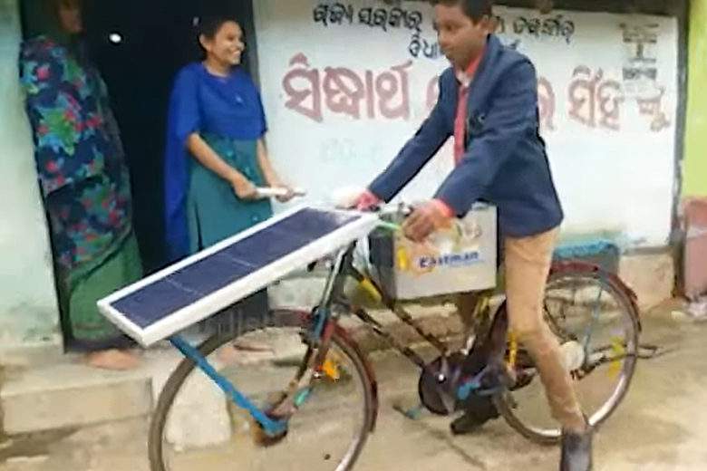 Un jeune garçon a construit seul un vélo électrique solaire filant à 30 km/h