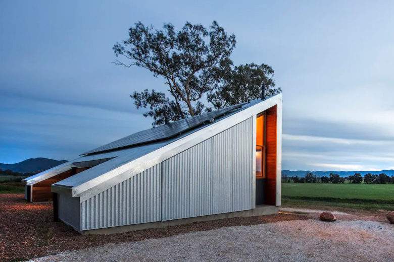 Cette maison triangle avec un toit incliné à 30° est intégralement recouverte de panneaux solaires