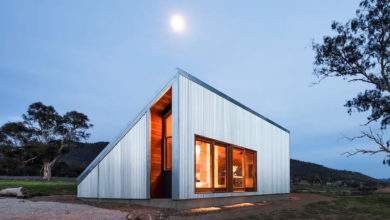 Cette maison triangle avec un toit incliné à 30° est intégralement recouverte de panneaux solaires
