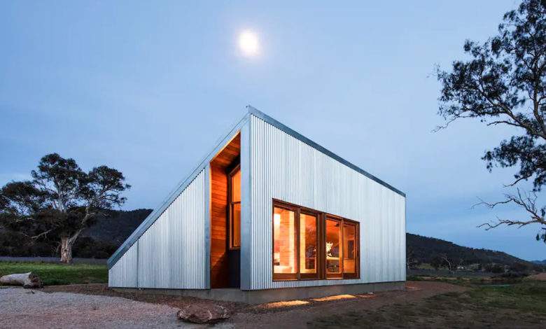 Cette maison triangle avec un toit incliné à 30° est intégralement recouverte de panneaux solaires