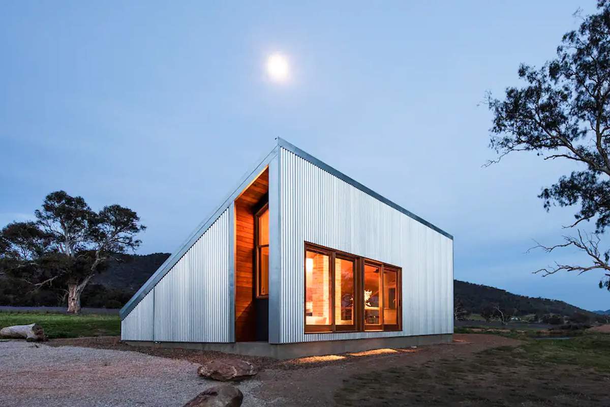 Cette maison triangle avec un toit incliné à 30° est intégralement recouverte de panneaux solaires