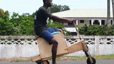 Ghana : un adolescent a construit une moto en bois, électrique et solaire