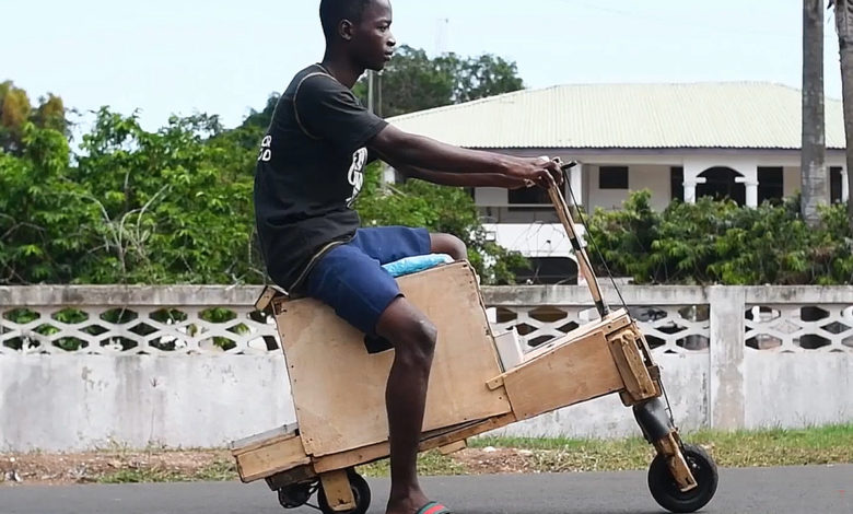 Ghana : un adolescent a construit une moto en bois, électrique et solaire