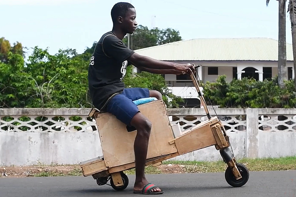 Ghana : un adolescent a construit une moto en bois, électrique et solaire