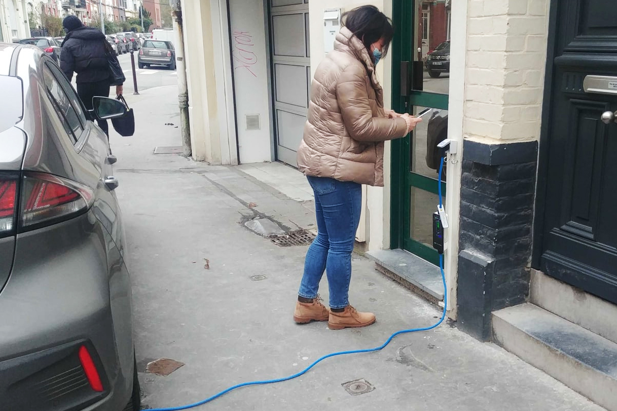 OkeCharge, un boitier qui converti les prise domestique en borne électrique en libre service