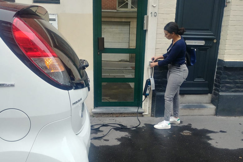 OkeCharge, un boitier qui converti les prise domestique en borne électrique en libre service