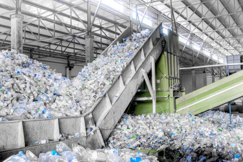 Inde : cette entreprise fabrique du papier artisanal à partir des déchets plastiques