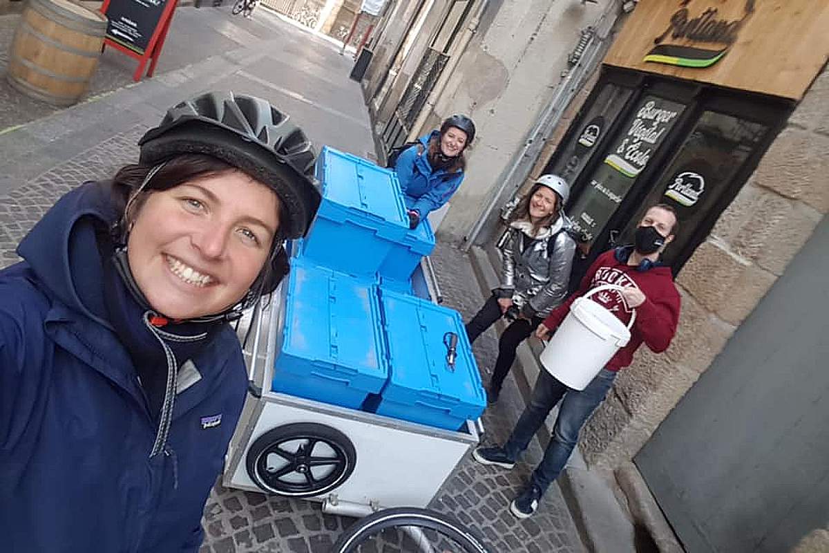 Les Rennes du Compost, une jeune entreprise récupère les déchets recyclables en triporteur