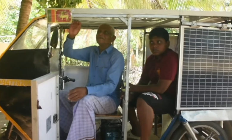 À seulement 15 ans, il construit un tuk-tuk roulant à l’énergie solaire