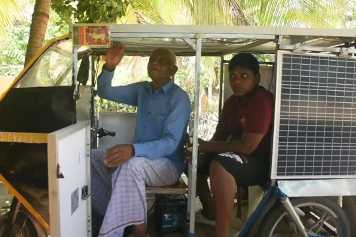 À seulement 15 ans, il construit un tuk-tuk roulant à l’énergie solaire