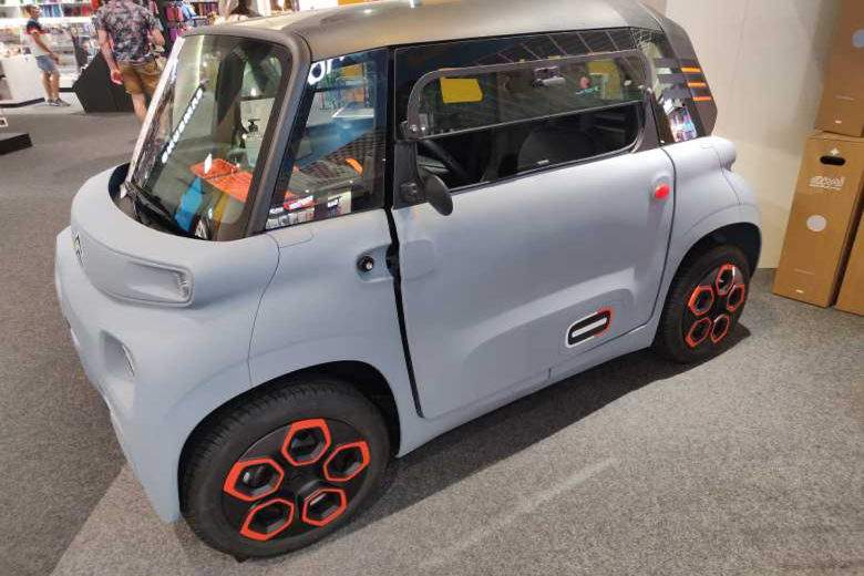 La Citroën Ami vu de coté à la Fnac Bellecour à Lyon