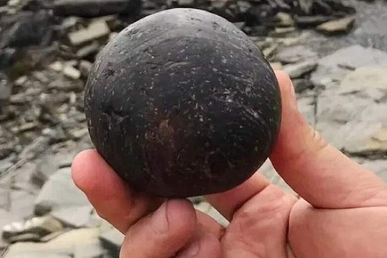 Des boules de pierre polies vieilles de 5 500 ans découvertes dans une tombe écossaise du néolithique.
