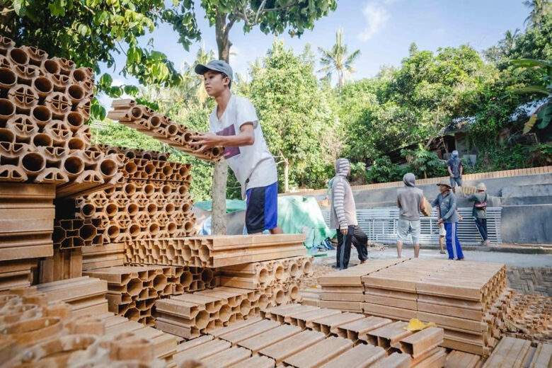 Des briques "LEGO" en matériaux recyclés pour rebâtir en 6 jours les écoles détruites à cause d'un séisme