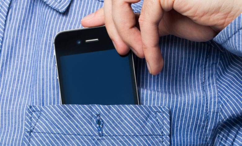 Des chercheurs ont inventé une chemise qui charge votre smartphone dans votre poche