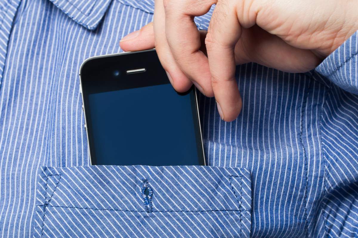 Des chercheurs ont inventé une chemise qui charge votre smartphone dans votre poche