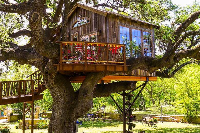 Cette entreprise fabrique d'incroyables cabanes et maisons dans les arbres pour réaliser votre rêve d'enfant