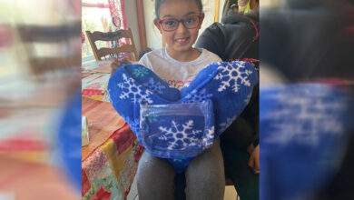 Une fillette de 10 ans invente un coussin lesté en forme de cœur pour soulager les douleurs
