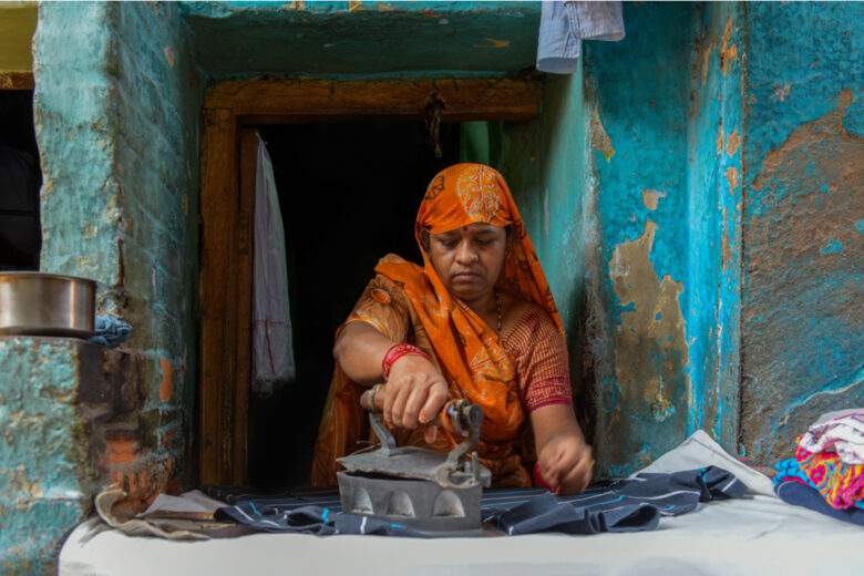 Inde : une fillette 14 ans remplace les "chariots de repassage" au charbon avec des vélos cargos solaires