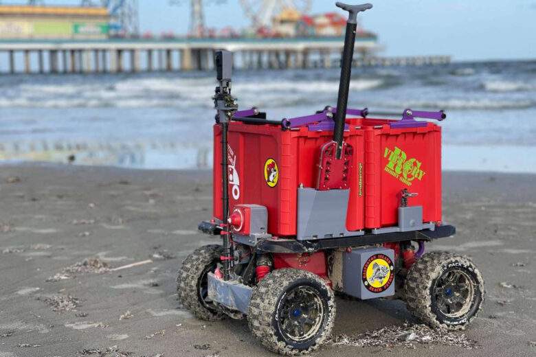 Un influenceur fait le buzz en nettoyant les plages avec ses petits buggies radiocommandés