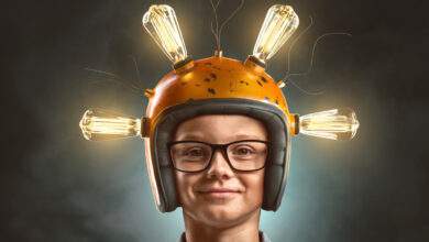 Enfant intelligent avec casque d'ampoule