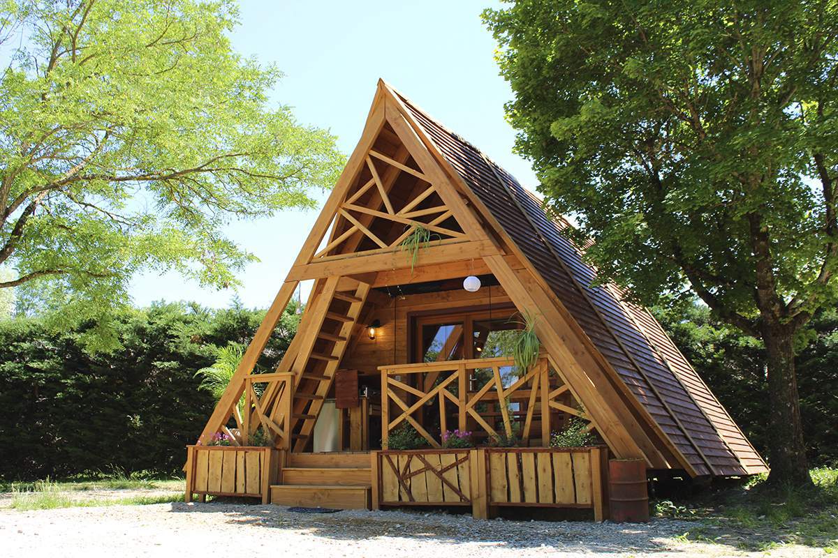 Maison en A : une nouvelle petite maison triangle nichée au cœur de la Drôme (avec plans)