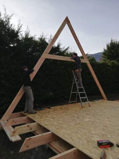Maison en A : une nouvelle petite maison triangle nichée au cœur de la Drôme (avec plans)