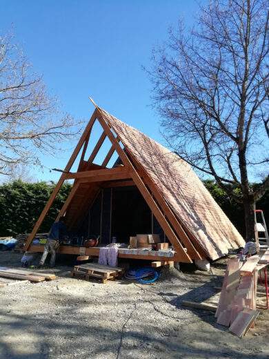 Maison en A : une nouvelle petite maison triangle nichée au cœur de la Drôme (avec plans)