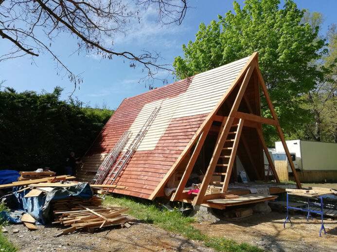 Maison en A : une nouvelle petite maison triangle nichée au cœur de la Drôme (avec plans)