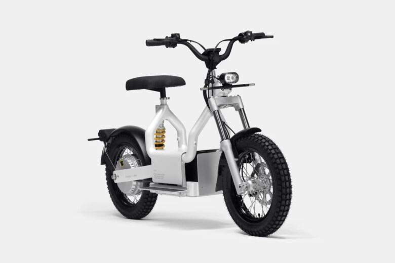 Le scooter Makka peut rouler jusqu’à 25 km/h et se recharge directement sur la remorque de la voiture.
