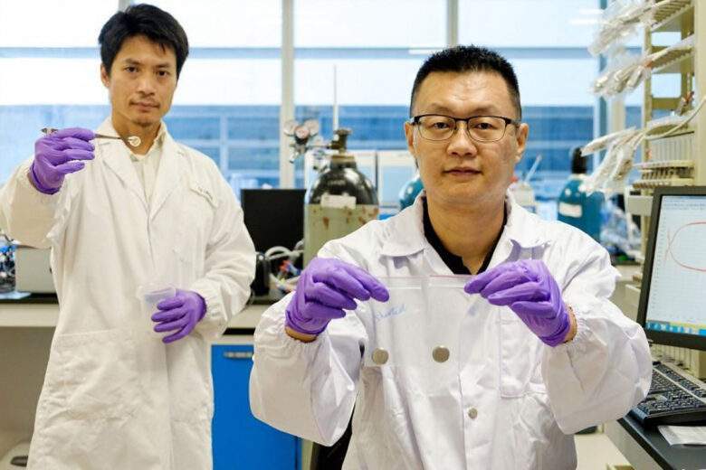 Le professeur Jason Xu (à droite) tenant une batterie court-circuitée dans sa main droite et une batterie Li-ion qui utilise la nouvelle technologie pour prévenir les incendies. 