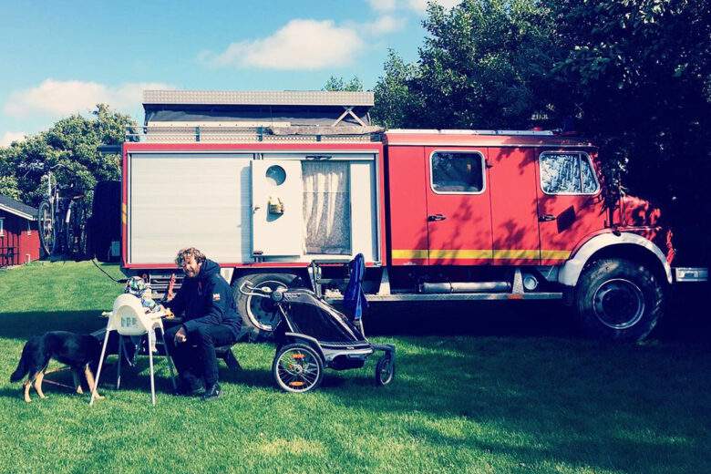 Tiny House : un camion de pompier et un camion militaire transformés en maisons sur roues