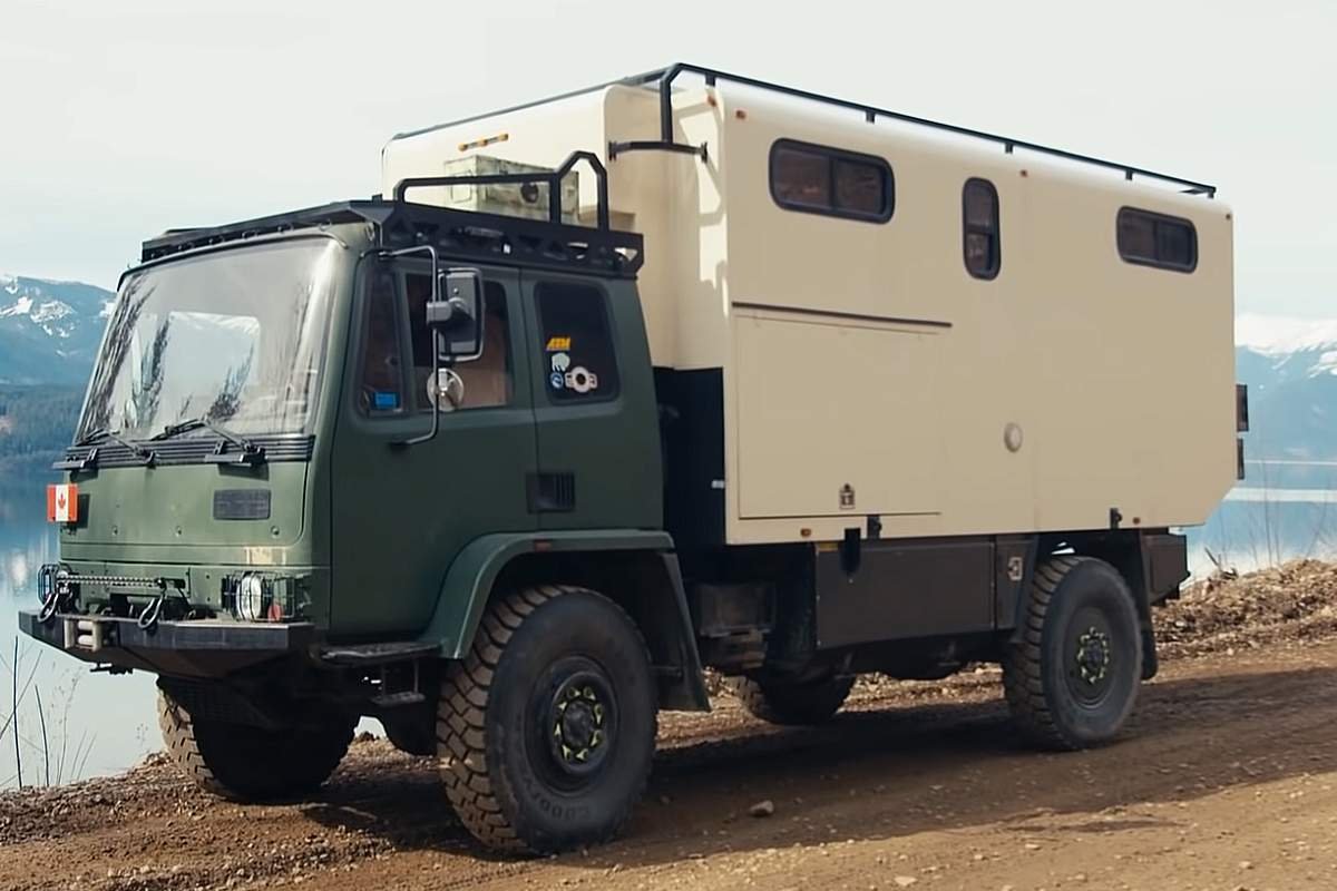 Tiny House : un camion de pompier et un camion militaire transformés en maisons sur roues