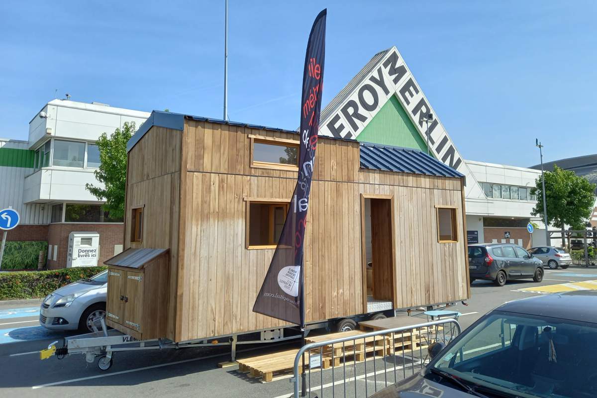 Villeneuve d'Ascq : la première tiny house du projet Lil'Pouss visible sur le parking de Leroy Merlin