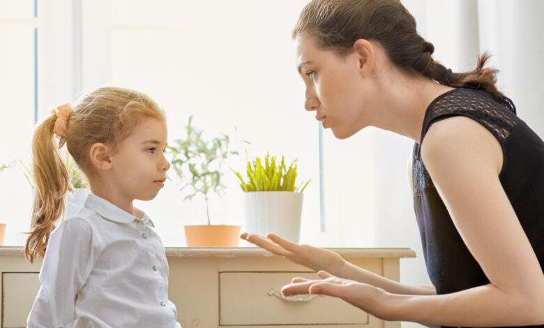 Mère qui réprimande son enfant