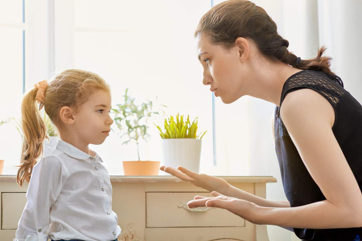 Mère qui réprimande son enfant