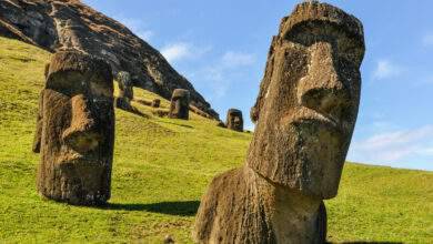 Statues de Moai dans le volcan Rano Raraku sur l'île de Pâques, Chili