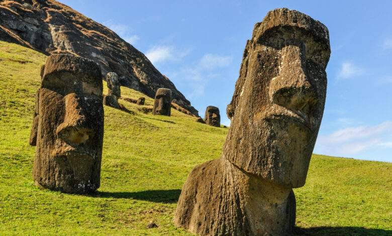 Statues de Moai dans le volcan Rano Raraku sur l'île de Pâques, Chili