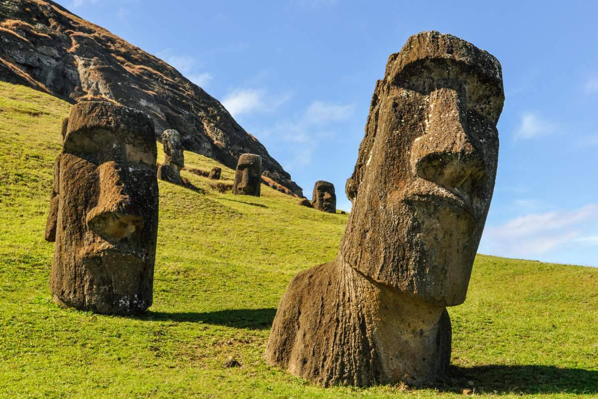 Statues de Moai dans le volcan Rano Raraku sur l'île de Pâques, Chili