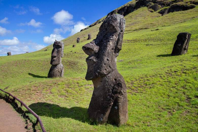 Sculptures en pierre de Moai à Rano Raraku, île de Pâques, Chili.