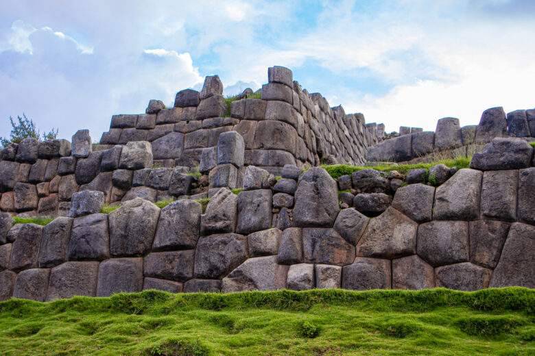 Saqsaywaman est une citadelle située à la périphérie nord de la ville de Cusco, au Pérou, capitale historique de l'Empire Inca.