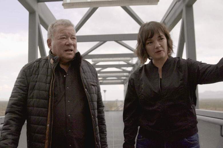 L'acteur William Shatner et Audrey Powers, vice-présidente des missions et des opérations aériennes de Blue Origin.