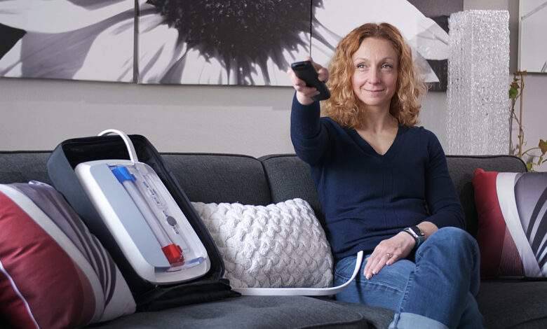 Une femme qui fait une dialyse à domicile