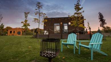heminée et chaises turquoise devant une minuscule maison sur roues