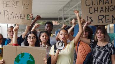 Groupe d'adolescents manifestant contre le changement climatique