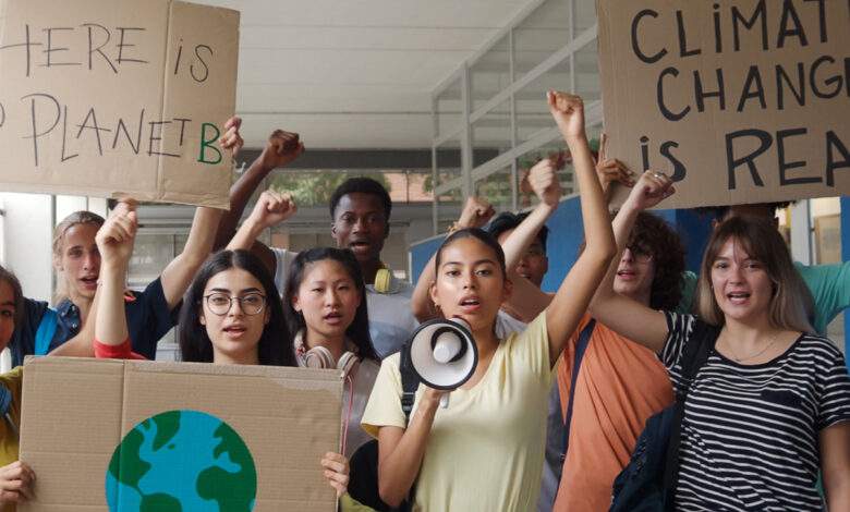 Groupe d'adolescents manifestant contre le changement climatique