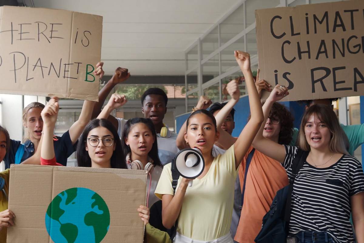 Groupe d'adolescents manifestant contre le changement climatique