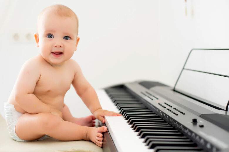 Adorable bébé talentueux jouant du piano